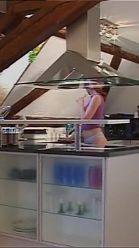 La bella casalinga con grandi tette si fa rompere la figa da un grosso cazzo duro