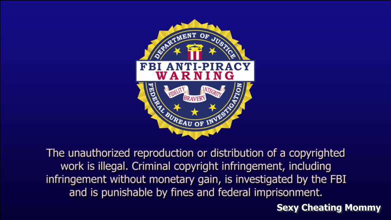 Sexy Cheating Mommy: Lo schiavo del bagno beve la mia pipì mattutina