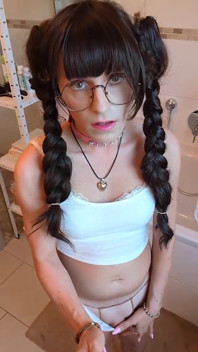 Une tapette inutile attachée à sa chatte ! Pisse et sperme comme une fille !