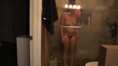 Mya Lane: Mi bagno e mi sporcano nella doccia