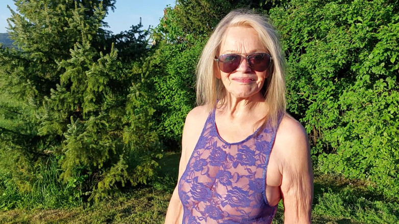 martinawest: La Nonna Vaga Nel Suo Giardino Con Una Tuta Trasparente
