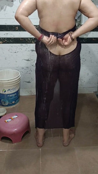 Priya Bhabi 핫한 목욕 거유 쇼