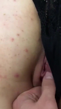 Une fille enceinte pénètre la chatte étroite de sa camarade de classe