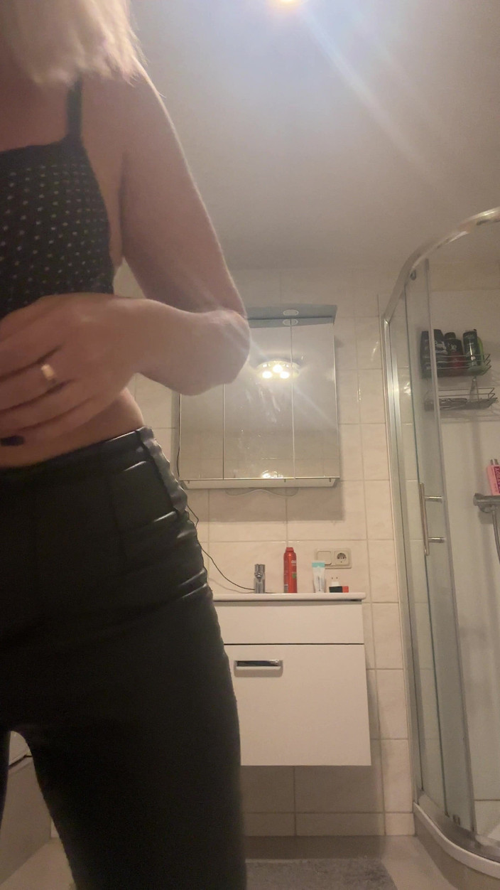 LarisaCum: Podívejte se na toto video pro Brandona! Jsem úplně nahá a...