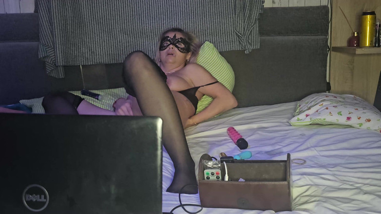 Anal Fetish Couple: La moglie molto calda ama masturbarsi davanti a sconosciuti