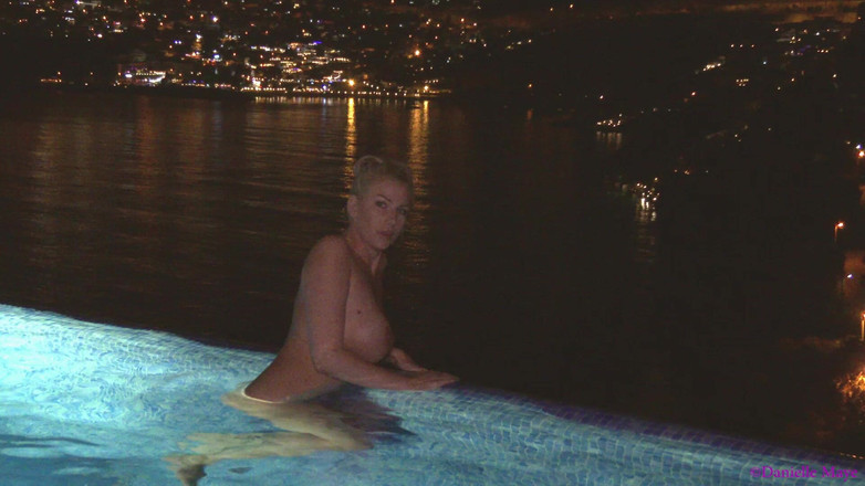 Danielle Maye: Noaptea târziu skinny dip cu o vedere