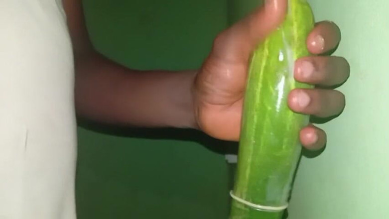 Badman4606: Accarezzo il mio cetriolo bello e lento