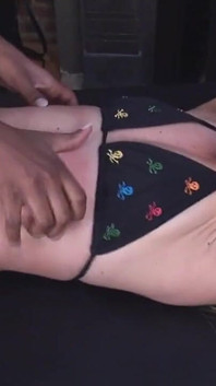 Schattige blondine wordt gekieteld in bondage