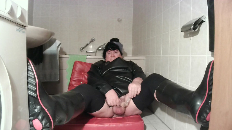 Linda Gumlin: Bizzarre Piss Klepperhexe Bessy, Art fétichiste par Linda Gumlin