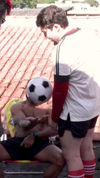 Era Un Calcio Da Calcio Sulla Lastre, Ma È Arrivata La Fidanzata Dell'etero