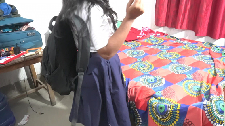Mumbai Ashu: Desi indyjska college loszka idzie do sąsiada ojczyma, aby uzyskać...