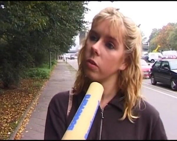 Deutsche Camgirls: Roztomilá teenagerka z Německa Masturbats na venkovním castingu