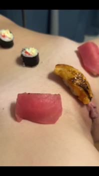 De que tipo de pratos você come sushi? Você quer comê-los de mim?