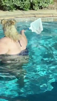 Chica de la piscina