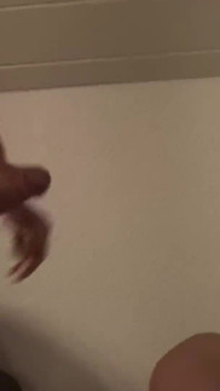 Schattige brunette milf wordt op zijn hondjes geneukt