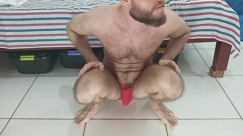 O1ST: V červeném spodním prádle na mých hračkách