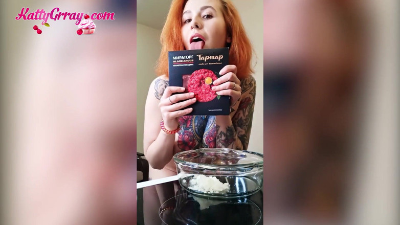 Katty Grray: Gata peituda natural dedilhando buceta, dançando e cozinhando na cozinha