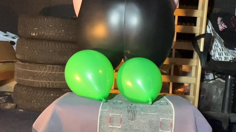 BeachBallsDuo: Маленькі повітряні кулі плоскі під нашими важкими тілами!
