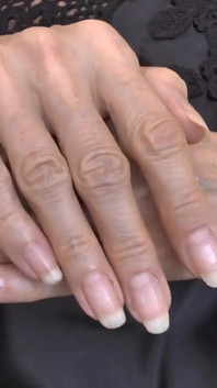 Joi clip lindas mãos e negligee de seda preta Lady Victoria Valente