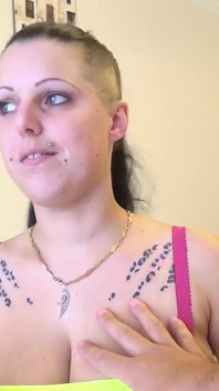Raven tóc có hình xăm hottie sấm sét kéo ra bộ ngực lớn của cô ấy để chơi