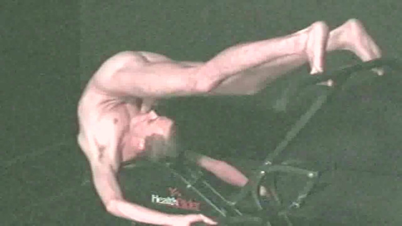 Gaybareback: This guy can suck himself