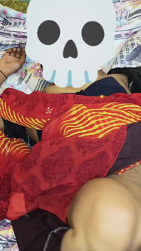 Seks yengesi sari görünüyor sari sikişen göğüslerini gösteriyor yenge vs dever desi yenge