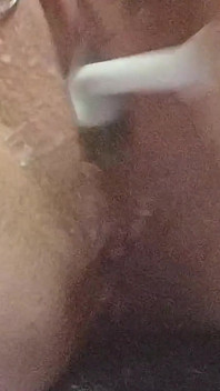 피어싱된 보지를 가지고 노는 Sklavins