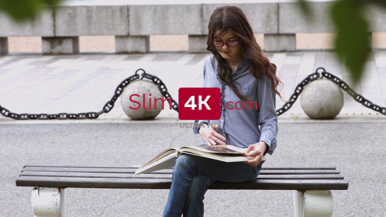 Slim4K: Langbeiniger und hellhänder teenager genießt harten sex in einer glamcore-szene