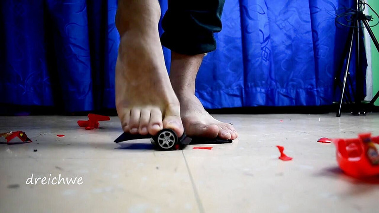 Dreichwe: Знищення великого автомобіля з іграшковим літаком