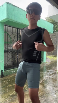 Aku butuh seseorang untuk menyentuh tubuh seksiku