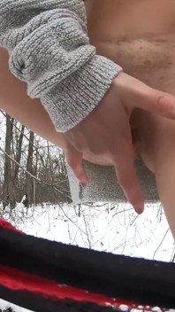 Sexy conejita morena de invierno juega al aire libre, ¡hace demasiado calor para estar frío!