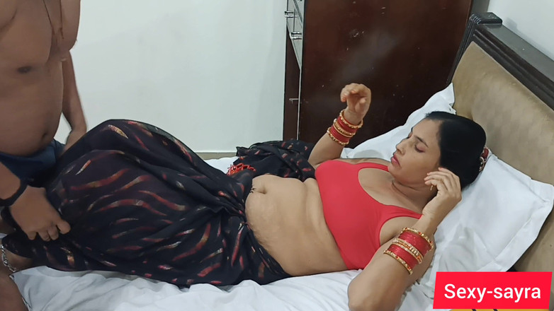 Sexy-sayra: 家庭主妇从她的仆人那得到她的阴户痒痒