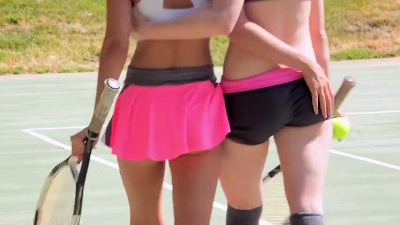 Lesbian Stories: Tóc vàng và tóc nâu đang ăn lồn của nhau trong bể...