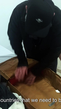 Agentul de imigrație o caută și o face să se dezbracă astfel încât El să poată ejacula.