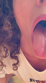 ユダヤ人の継母は、ショートパンツで継息子と友人をファック