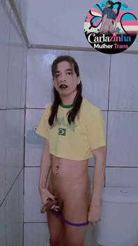 Carla Hure im T-Shirt aus Brasilien und der harte Schwanz
