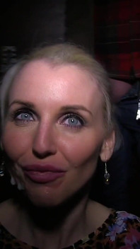 MiLF bionda sborrata lexi lou succhia alcuni pecorina arrapate e prende i loro grandi sborrate sul suo bel viso