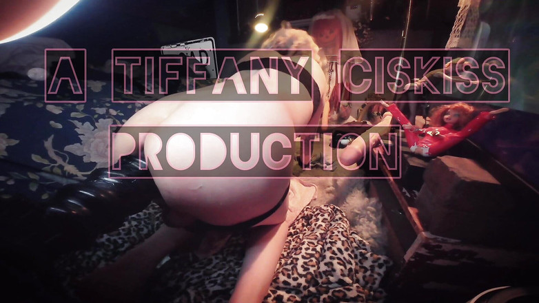 Tiffany Ciskiss: Fată blegă Tiffany Ciskiss lărgind curul zilnic