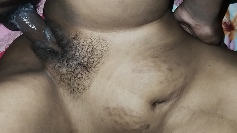 Deshi women: デシの継母が義理の息子が情熱的なセックスでリラックスできるよう支援