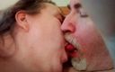 Sex hub couple: Jen и John целуются крупным планом
