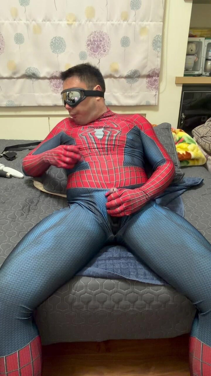 Bear Li: Fat Spider วาดโดยการวาดตรงกลางสีแดง