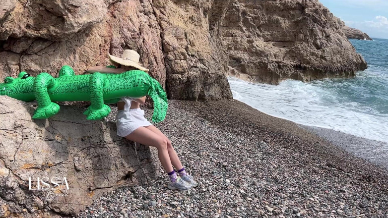 Lissa Brown: Sunet relaxant al valurilor cu crocodilul sărind și umflându-se