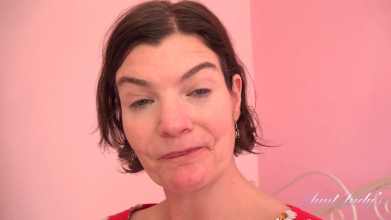 Aunt Judy's: 44yo milf Jenny brincando com clitóris