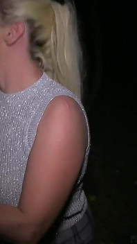 MILF blonde seksi adalah pelacur ketagih zakar yang suka berkongkek dogging kotor