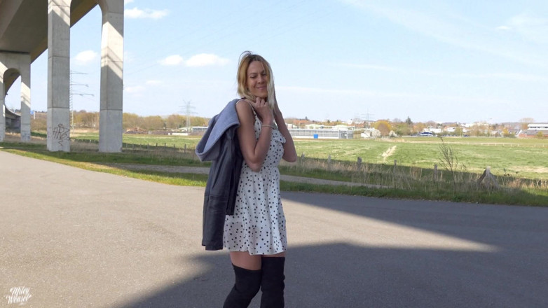 Miley Weasel: Une blonde se fait baiser en public ! J’adore les couilles !