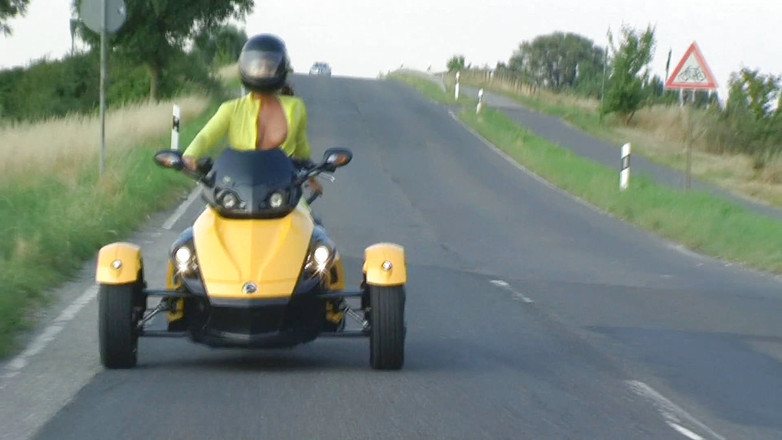 Rubber & Clinic Studio - 1ATOYS: Bizarrer gummi-spaß im freien