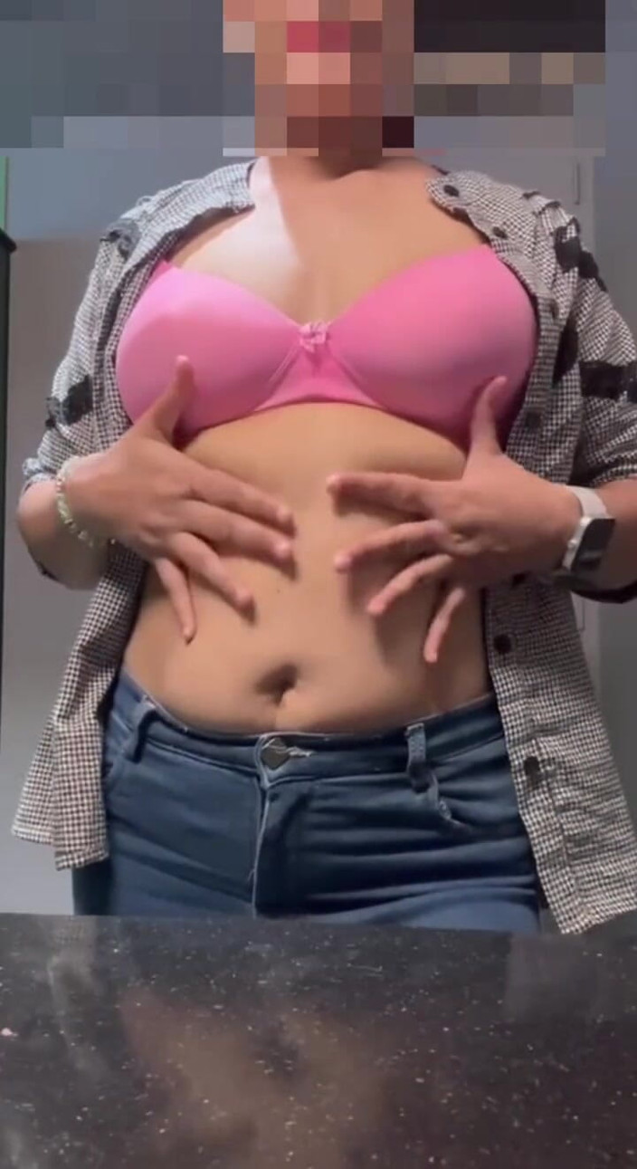 Hot Indian mommy: Ateşli Hintli üvey anne ofis striptiz yapıyor