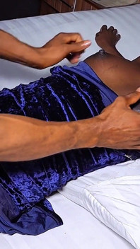 Une black aux seins de ponçage de seins