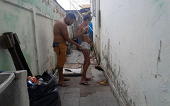 LeoOgro: Šukám svoji nevlastní dceru na dvorku