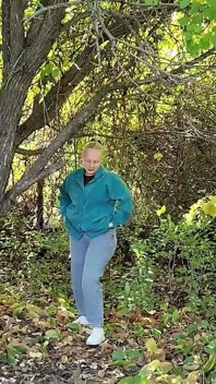 Atrapó a Una Chica Desconocida En La Dacha Y La Castigó.